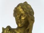 L. SAVINE "Jeune femme en buste"
Sujet en bronze doré. 
Signé....