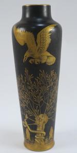PINON HEUZE à Limoges. 
Grand vase en céramique laqué noir,...