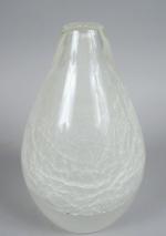 Vase ovoïde en verre soufflé, à décor craquelé en camaïeu...