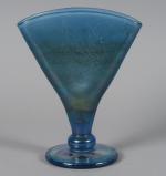 Vase éventail en verre irisé.
Porte un cachet.
H. 21,5 cm