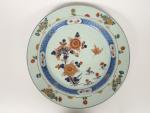 Grand plat fin XVIIIème - début XIXème en porcelaine polychrome...
