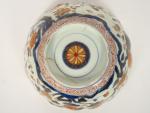 Grand plat fin XVIIIème - début XIXème en porcelaine polychrome...