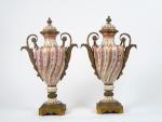 Paire de vases couverts Napoléon III en porcelaine sur fond...