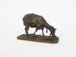 P.J. MENE. "Chèvre brouttant". Sculpture en bronze à patine brune....