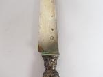 Dix-huit couteaux à fruits Napoléon III de style rocaille, armoiriés,...