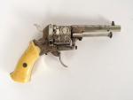 Joli revolver système Lefaucheux calibre 7mm à broche, monture en...
