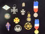 Lot d'insignes et de décorations diverses dont 2 médailles du...