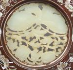 Petit écran circulaire formé d'une plaque en jade blanc ajouré...