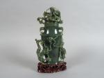 Vase couvert de forme balustre en jade épinard, orné de...