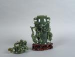 Vase couvert de forme balustre en jade épinard, orné de...