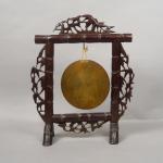 Support de gong en forme de portique, en bois sculpté...