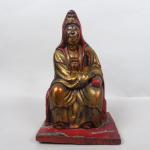Sujet en bois laqué or et rouge représentant Guanyin assise...
