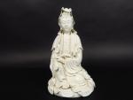 Sujet en porcelaine blanc-de-Chine représentant la déesse Guanyin assise en...