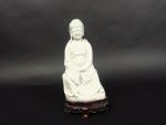 Sujet en porcelaine blanc-de-Chine représentant un dignitaire du Tao, assis....
