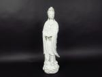 Important sujet en porcelaine blanc-de-Chine représentant la déesse Guanyin debout...