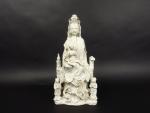 Sujet en porcelaine blanc-de-Chine représentant la déesse Guanyin assise, un...