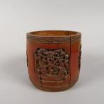 Pot à tabac en bambou, à décor sculpté de peronnages...