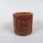 Pot à tabac en bambou, à décor sculpté de personnages...