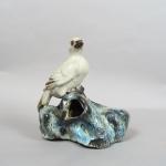 Sujet en céramique et émail bleu lavande représentant une colombe...