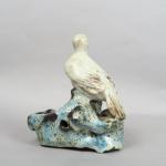 Sujet en céramique et émail bleu lavande représentant une colombe...