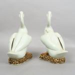 Couple d'oies en porcelaine blanche, représentées sur un rocher.
Chine, XIXème...