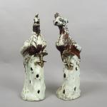 Couple d'oiseaux fohang en porcelaine blanche partiellement laquée.
Chine, XIXème siècle.
H....