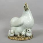 Groupe en porcelaine, représentant une poule et ses poussins, avec...
