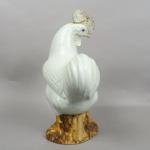 Coq en porcelaine, représenté sur un rocher.
Chine, XIXème siècle
(Accident à...