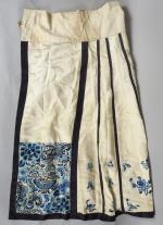 Deux jupes en soie et lin brodés, l'une à décor...