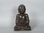 Statuette en bronze, anciennement laquée, représentant le bouddha assis en...