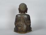 Statuette en bronze, anciennement laquée, représentant le bouddha assis en...