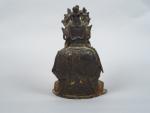 Statuette en bronze laqué et doré représentant Avalokiteshvara assis tenant...