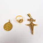 Médaille, pendentif et chevalière en or jaune.
Poids. 13,70 g