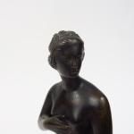 "Jeune fille pudique"
Sujet XVIIIème en bronze à patine brune. 
Monogrammé...