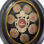 Reliquaire Napoléon III en bois noirci comprenant huit petits médaillons....