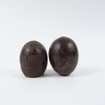 Deux différentes noix de coco, à décor gravé.
H. 11 cm...