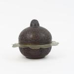 Boite couverte XIXème de style Extrême-Orient en noix de coco...