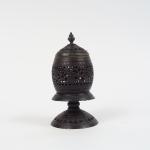 Brûle-parfum XIXème de style Extrême-Orient en noix de coco sculptée...