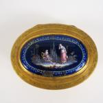 Boite ovale Louis XVI en métal doré et gravé, couvercle...
