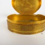 Boite ovale Louis XVI en métal doré et gravé, couvercle...