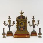 Garniture Napoléon III en bronze et émaux polychromes. Comprenant :
-...
