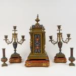 Garniture Napoléon III en bronze et émaux polychromes. Comprenant :
-...