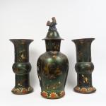 Garniture de cheminée XIXème en céramique laquée, à décor chinoisant...