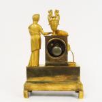 Pendule Restauration en bronze doré à décor de jeune fille,...