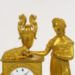 Pendule Restauration en bronze doré à décor de jeune fille,...