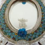 Miroir de toilette 1900 en verre polychome de Venise.
Monogrammé. 
H....