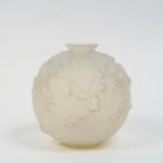 R. LALIQUE
Vase boule en verre opalescent, modèle "Druide".
Signé.
H. 18 cm