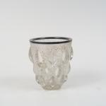 R. LALIQUE 
Vase en verre moulé-pressé, modèle "Rampillon". 
Signé. 
H....
