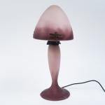Le Verre Francais
Lampe champignon en verre mauve et rose. 
Monture...