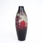 D'ARGENTAL.
Vase ovoïde en verre, à décor gravé en camée et...